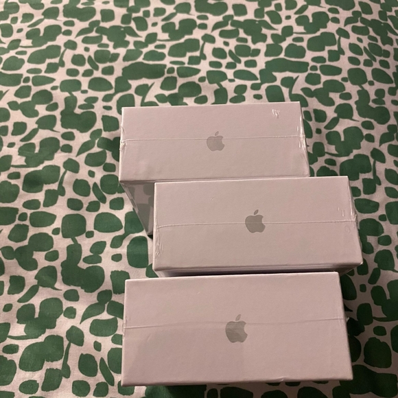 AirPods - Picture 2 of 6